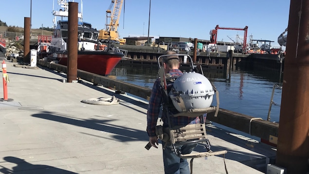Un homme transportant la bouée HydroBall mise au point par le CIDCO de Rimouski Un homme transportant la bouée HydroBall mise au point par le CIDCO de Rimouski