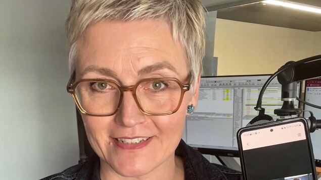 Fabienne Tercaefs tient son téléphone