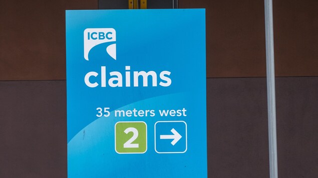 Une personne marche devant un centre de réclamation de ICBC à Vancouver.