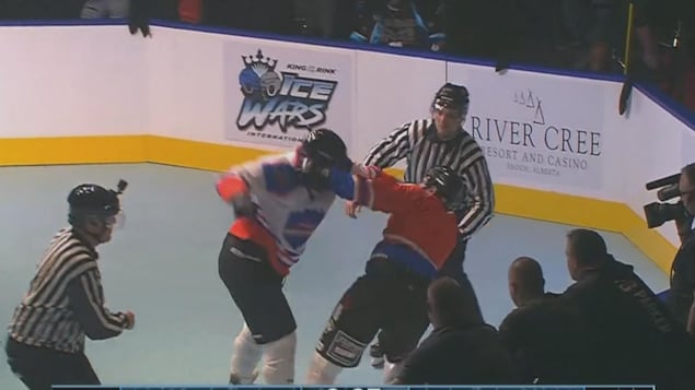 Deux combattants vêtus d'un uniforme de hockey se battent devant un arbitre.