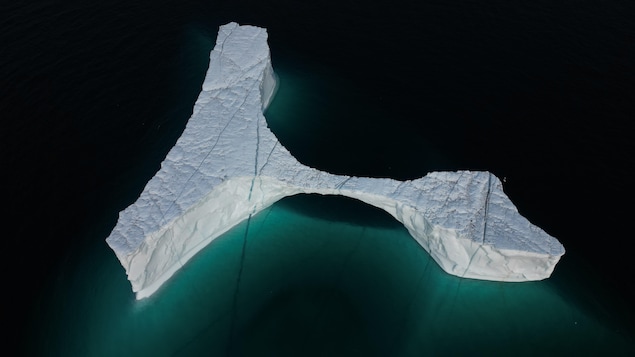 Image aérienne d'un iceberg. 