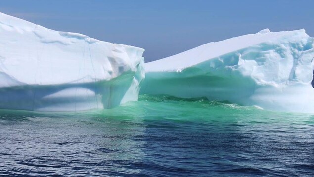Deux icebergs. Deux icebergs.