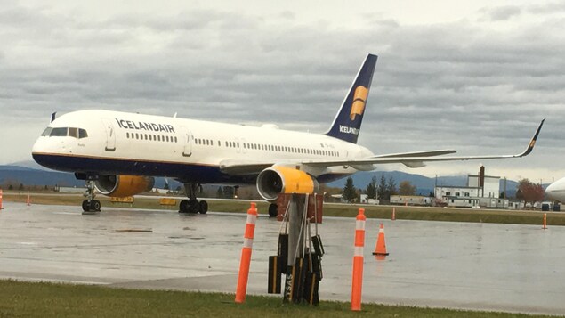 Un avion d'Icelandair sur le tarmac de l'aéroport de Bagotville par une journée de pluie. Un avion d'Icelandair sur le tarmac de l'aéroport de Bagotville par une journée de pluie.