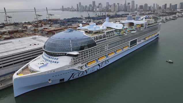 Le Icon of the Seas, le plus grand navire de croisière du monde, accosté au quai du port de Miami.