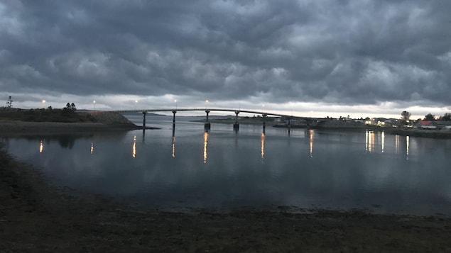 Le pont en début de soirée, sous un ciel nuageux