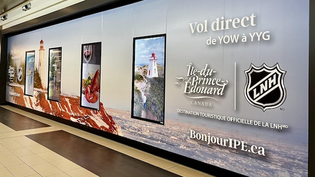 Un panneau publicitaire faisait la promotion du tourisme à l'Île-du-Prince-Édouard et du partenariat qui fait de la province une destination officielle de la Ligue nationale de hockey.