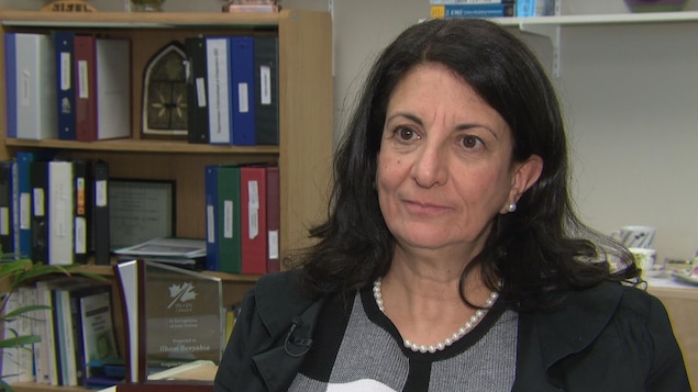 Ilham Benyahia accorde l'entrevue dans son bureau de l'UQO. Ilham Benyahia accorde l'entrevue dans son bureau de l'UQO.