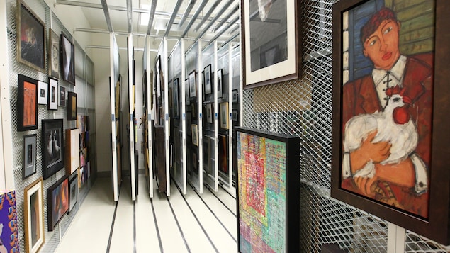 La réserve de l'Imageothèque de l'Université Laval. On y aperçoit des oeuvres figuratives, photographiques et abstraites. La réserve de l'Imageothèque de l'Université Laval. On y aperçoit des oeuvres figuratives, photographiques et abstraites.
