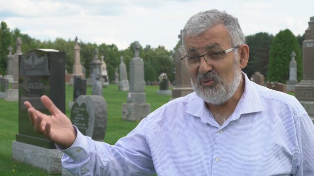 Hassan Guillet dans un cimetière Hassan Guillet dans un cimetière