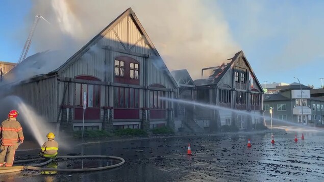 Un incendie détruit un vieux bâtiment à Prince George