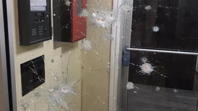 Plusieurs impacts de balles dans les portes vitrées du vestibule. 