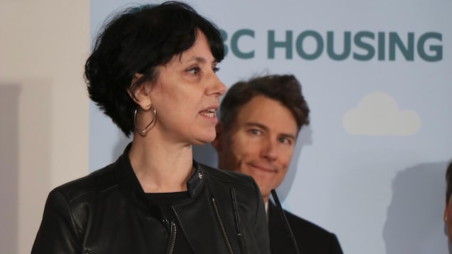 Janice Abbott, la présidente-directrice générale de la Société d'aide aux femmes Attira, s'adresse à la presse à Vancouver. Janice Abbott, la présidente-directrice générale de la Société d'aide aux femmes Attira, s'adresse à la presse à Vancouver.