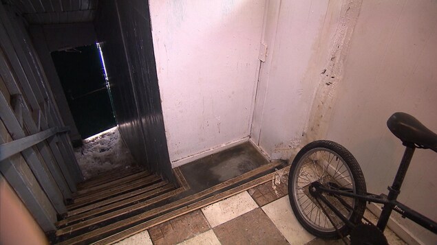 Vue en plongée d'un escalier sale et en mauvais état. Vue en plongée d'un escalier sale et en mauvais état.