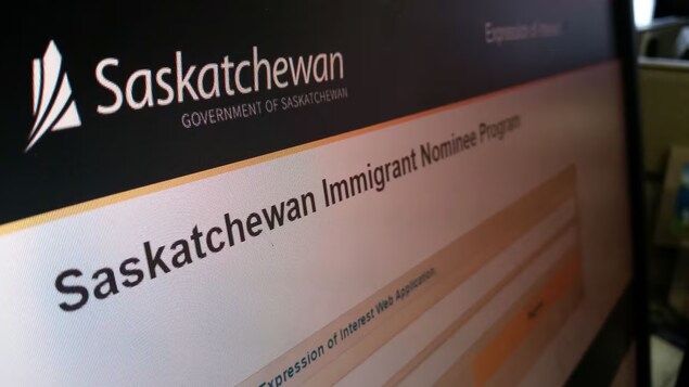 Website ng Saskatchewan Immigrant Nominee Program sa screen ng desktop.