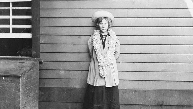 Une femme dans la vingtaine habillée sobrement, photo en noir et blanc Une femme dans la vingtaine habillée sobrement, photo en noir et blanc