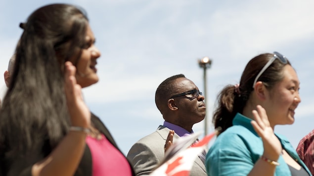 Des immigrants lors d'une cérémonie d'assermentation pour l'obtention de la citoyenneté canadienne Des immigrants lors d'une cérémonie d'assermentation pour l'obtention de la citoyenneté canadienne