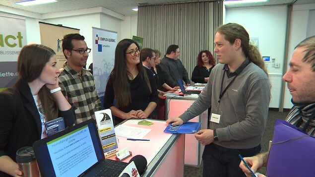 Un jeune immigrant rencontre des employeurs potentiels à Joliette.