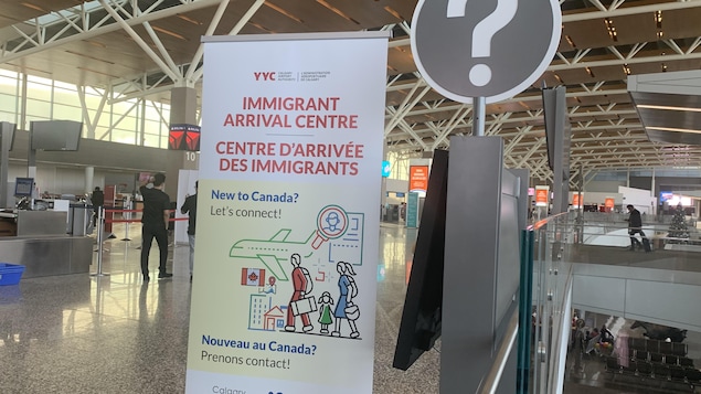 Une affiche indiquant le nouveau centre d'arrivée des immigrants à l'aéroport de Calgary.