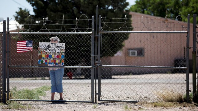 Une femme proteste contre les migrants devant un refuge à Deming, au Nouveau-Mexique, lundi.
