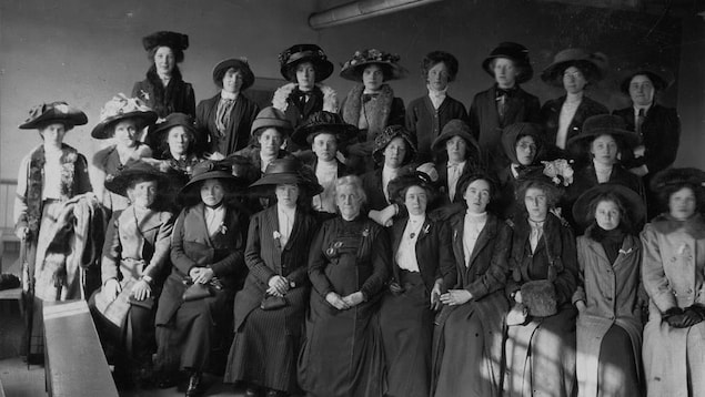 Photo en noir et blanc de femmes au début du siècle Photo en noir et blanc de femmes au début du siècle