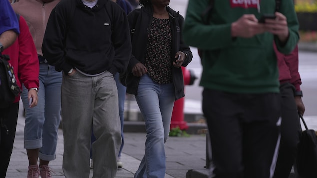 Des personnes marchent dans la rue.