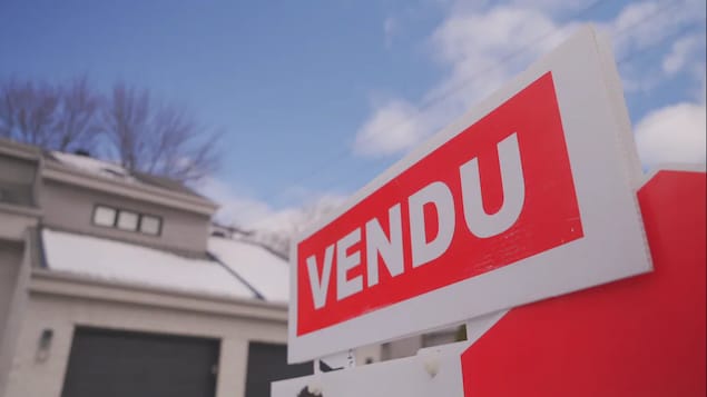 Photo d'une enseigne avec le message “vendu”.