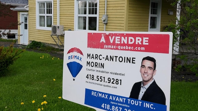 Pancarte d'une maison à vendre à Témiscouata-sur-le-Lac. 