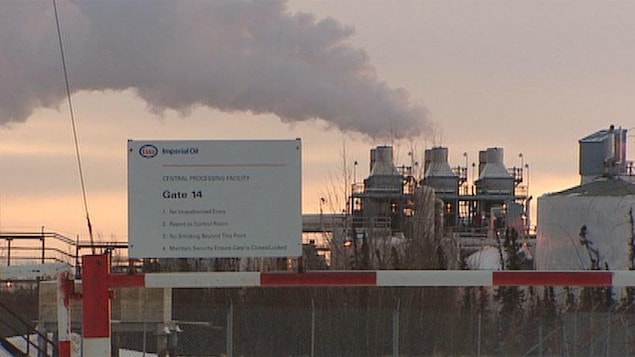 La pétrolière en fonction au loin.