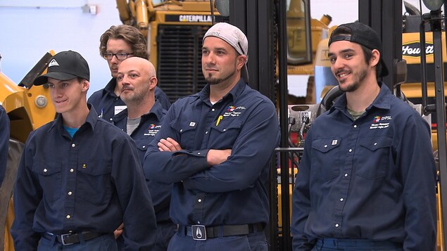Des étudiants avec leur uniforme écoutent patiemment durant les discours. Des étudiants avec leur uniforme écoutent patiemment durant les discours.