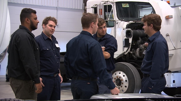 Des étudiants discutent près d'un camion dans un des garages du Centre multifonctionnel G.Scherrer. Des étudiants discutent près d'un camion dans un des garages du Centre multifonctionnel G.Scherrer.