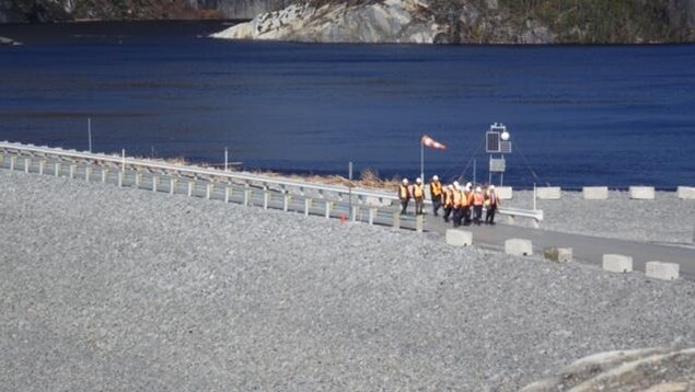 Une équipe de travailleur sur le barrage.