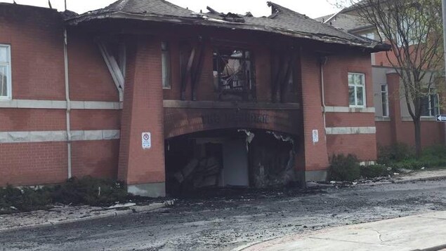 Une maison détruite par le feu Une maison détruite par le feu