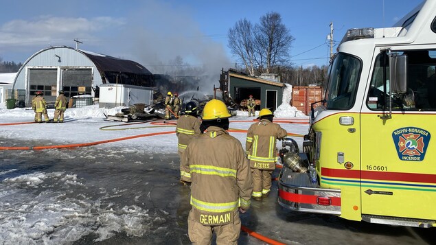 Une dizaine de pompiers éteignent l'incendie près d'un camion