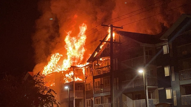 Un immeuble enflammé à Brandon le 22 septembre 2021.