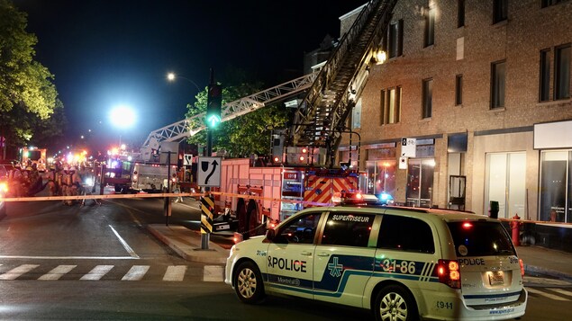 Intervention des pompiers dans un quartier de Montréal.                               