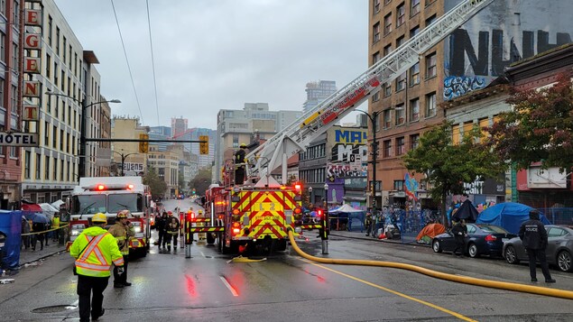 Les pompiers viennent à bout d’un incendie dans le quartier Downtown Eastside