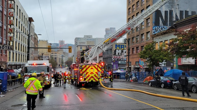 Les pompiers viennent à bout d’un incendie dans le quartier Downtown Eastside