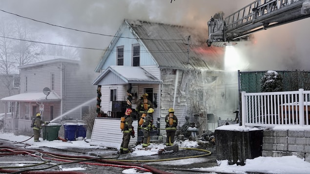 Un incendie ravage trois résidences à Farnham au lendemain de Noël