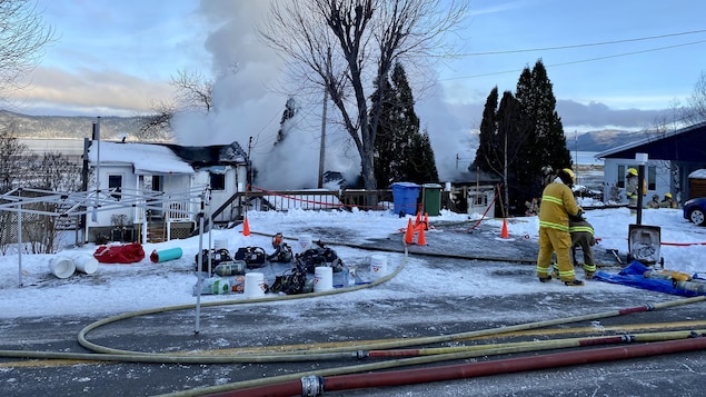 Deux maisons en feu à La Baie