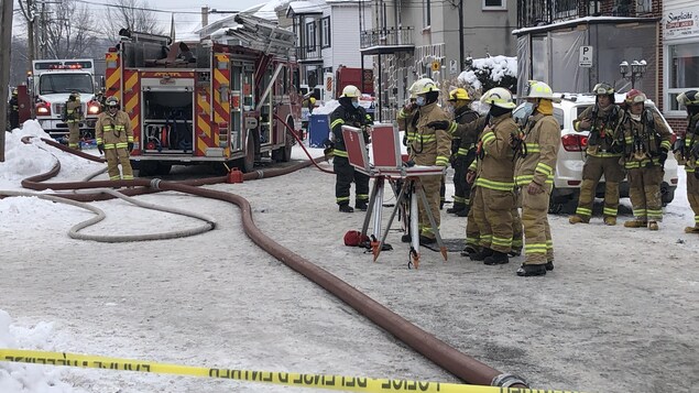 Les pompiers devant le bâtiment analysent la situation.