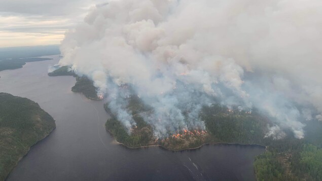 Un feu de forêt vu d'une hélicoptère.