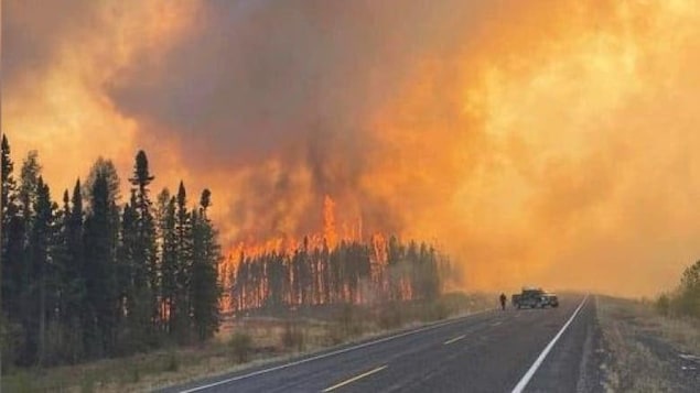 Un feu de forêt entraîne l’évacuation de la Première Nation crie Pimicikamak