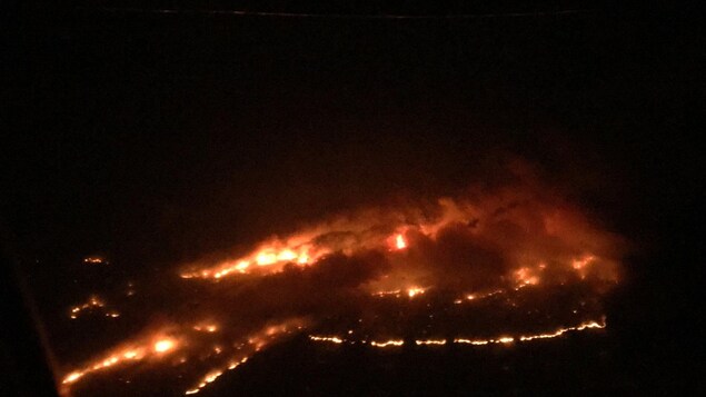 Une photo aérienne des feux de forêt dans la région de la Rivière des Français, prise dans la nuit du 20 au 21 juillet. Une photo aérienne des feux de forêt dans la région de la Rivière des Français, prise dans la nuit du 20 au 21 juillet.