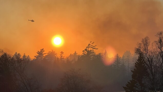 Les pompiers surveillent un important feu de forêt dans la Baie Sainte-Marie