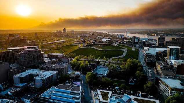 Una columna de humo de un incendio forestal sobre la ciudad de Halifax.