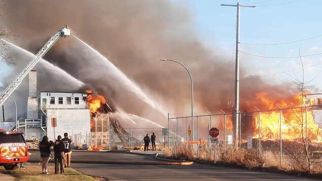 Un incendie au bâtiment Hangar 11 à Edmonton, le 22 avril 2024. 