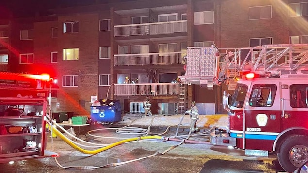 Des pompiers interviennent dans un immeuble à logements.