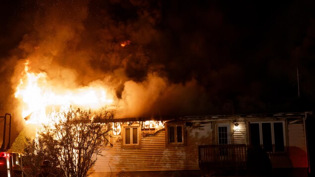 La résidence de Lac-Saint-Charles ravagée par les flammes.