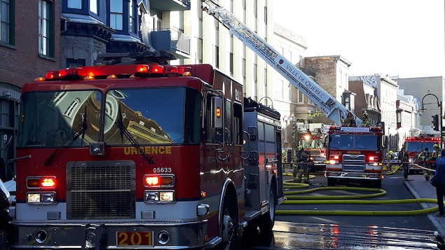 Intervention des pompiers à l'immeuble de logements Le Séjour, rue Saint-Jean, à Québec. Intervention des pompiers à l'immeuble de logements Le Séjour, rue Saint-Jean, à Québec.