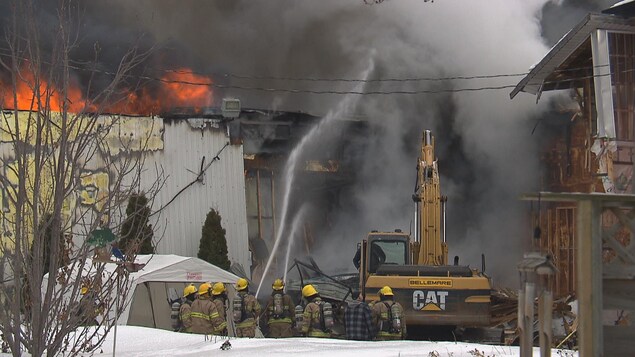 Le bâtiment est considéré comme une perte totale par les pompiers de Louiseville. Le bâtiment est considéré comme une perte totale par les pompiers de Louiseville.